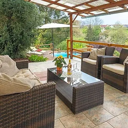 Dom wakacyjny Weinquartier Kalter Huegel 70 Qm Garten Lagerfeuer Pool Terrasse Parkplatz